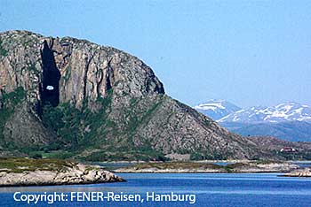 Berg mit Loch auf der Fahrt von den Lofoten nach Trondheim mit den Hurtigruten