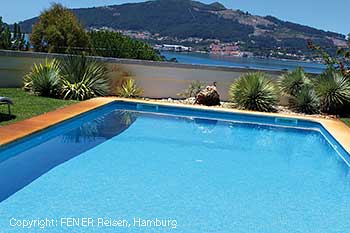 Der Pool der Quinta Rinoterra mit Blick auf dem Minho und nach Spanien