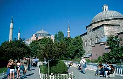 Ein Sultans Hamam mit der Hagia Sophia im Hintergrund 